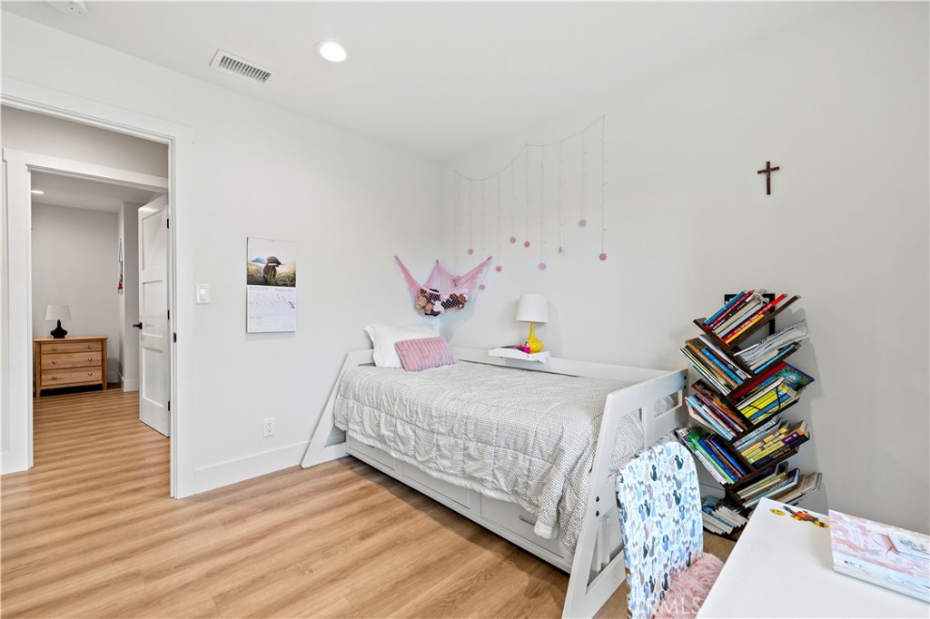 4935 Maureen Lane