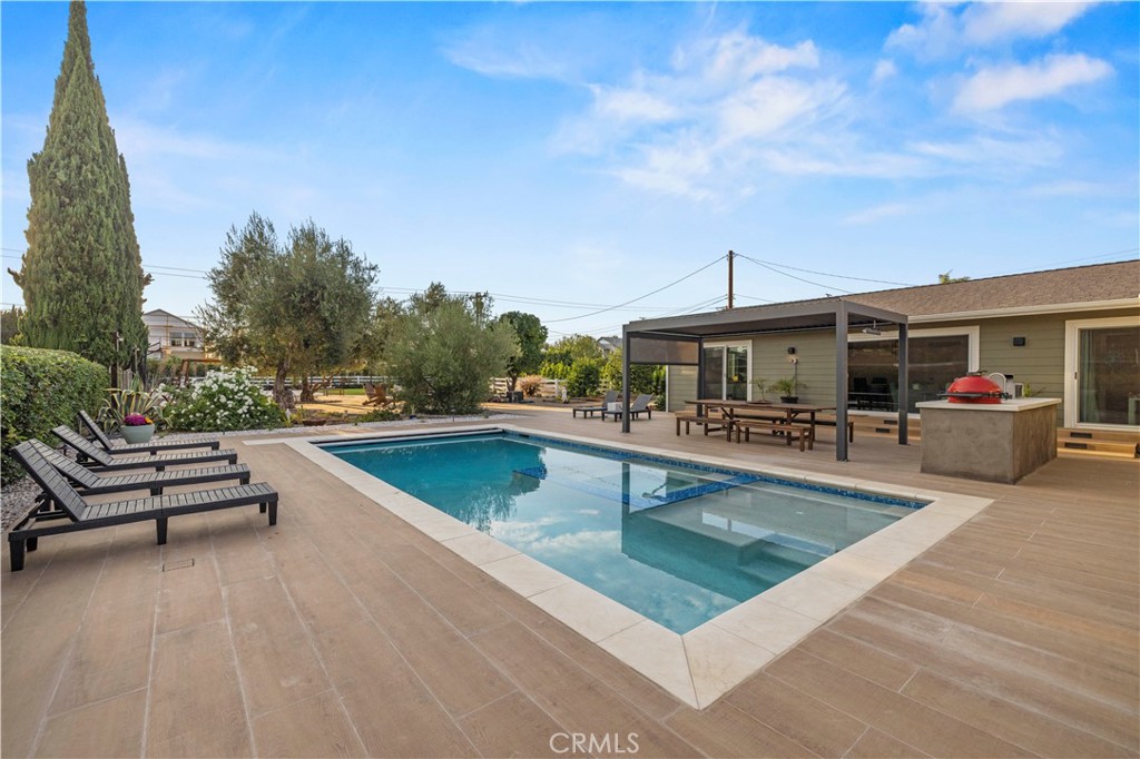 4935 Maureen Lane