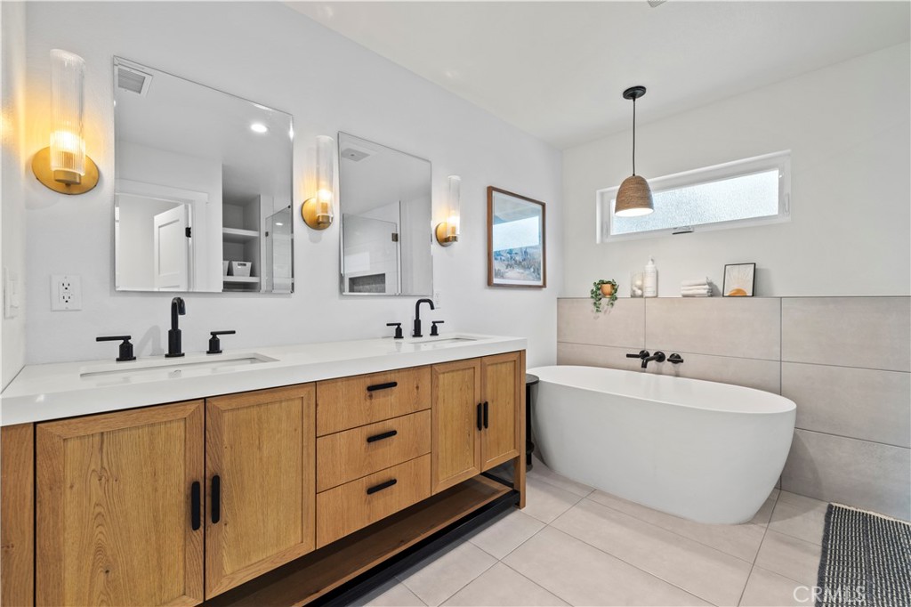 4935 Maureen Lane