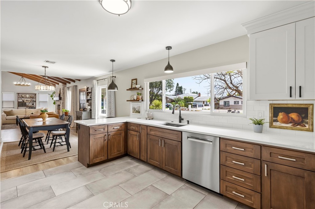 4935 Maureen Lane