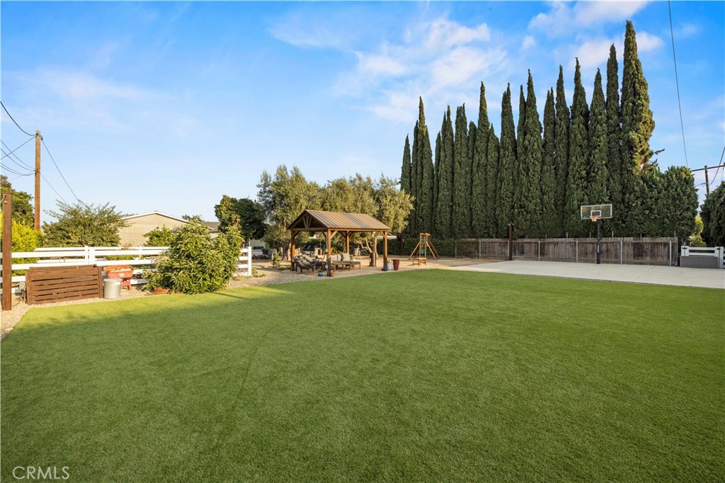 4935 Maureen Lane