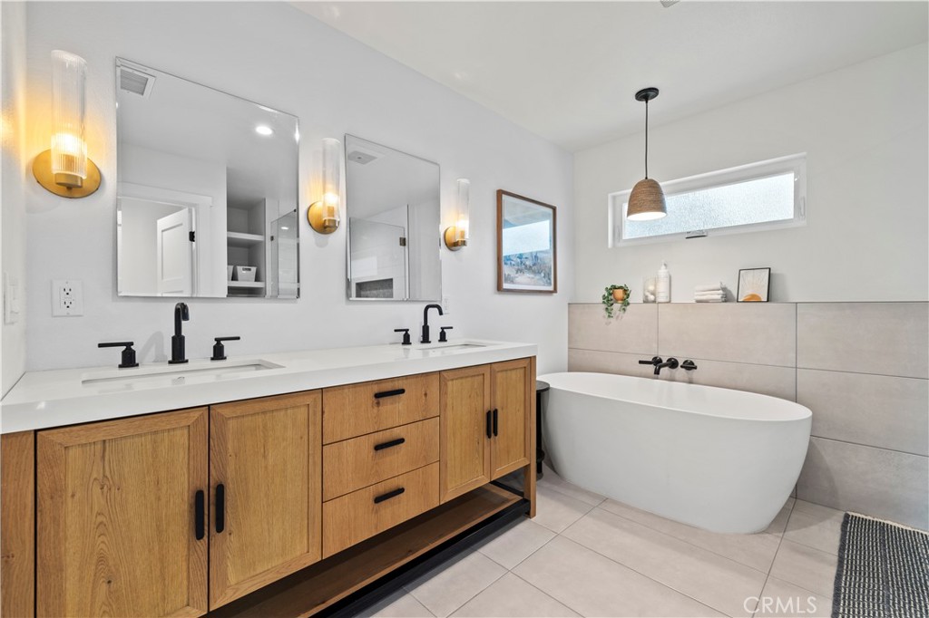 4935 Maureen Lane