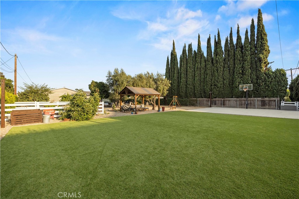 4935 Maureen Lane