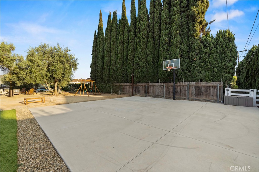 4935 Maureen Lane