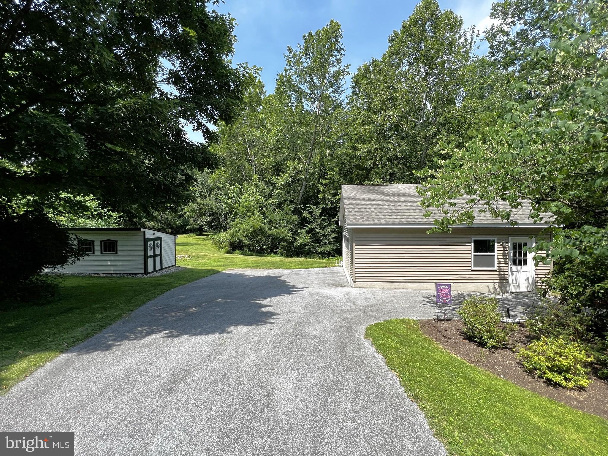 851 Creek Rd