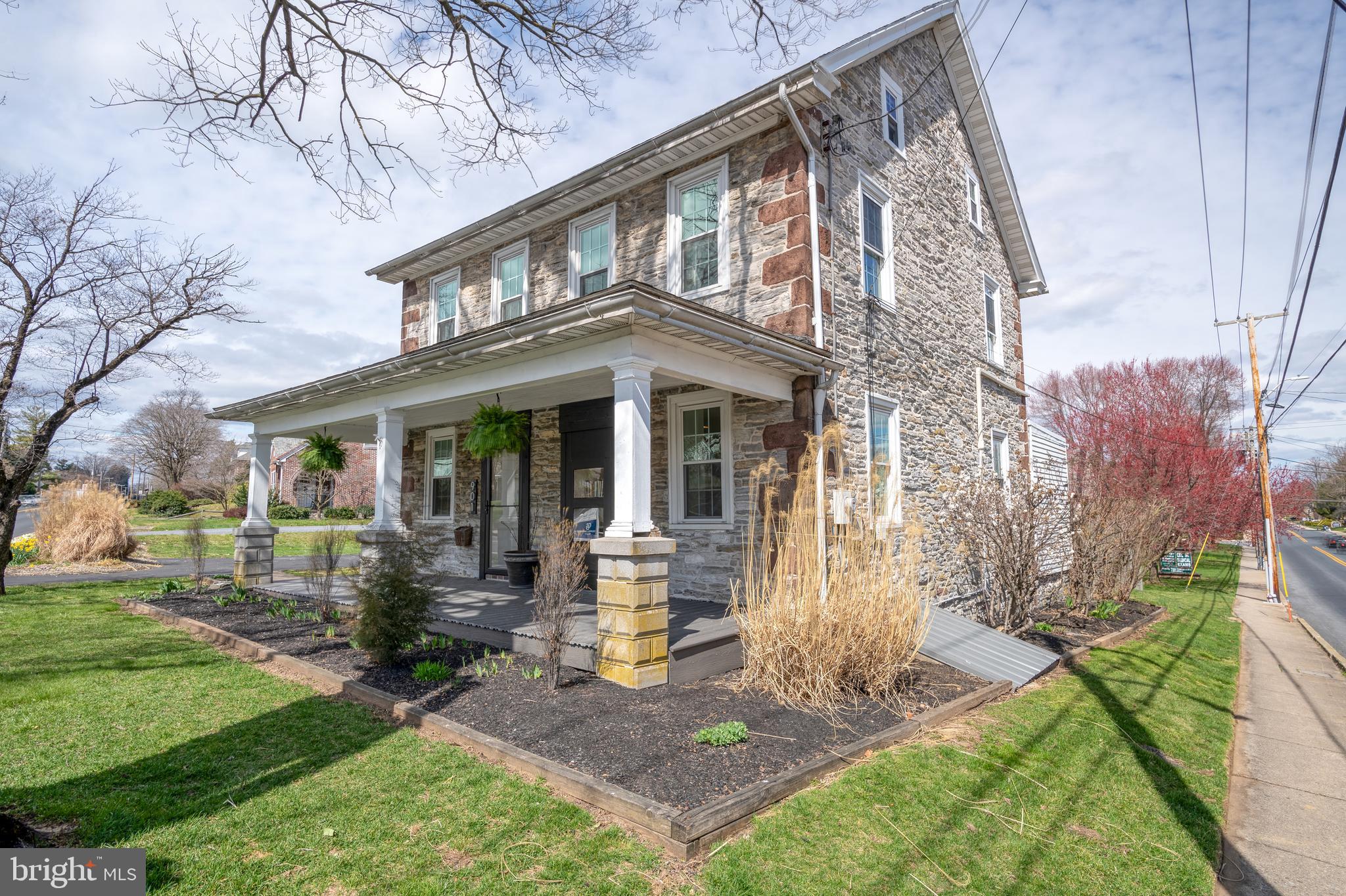 901 W Main St
