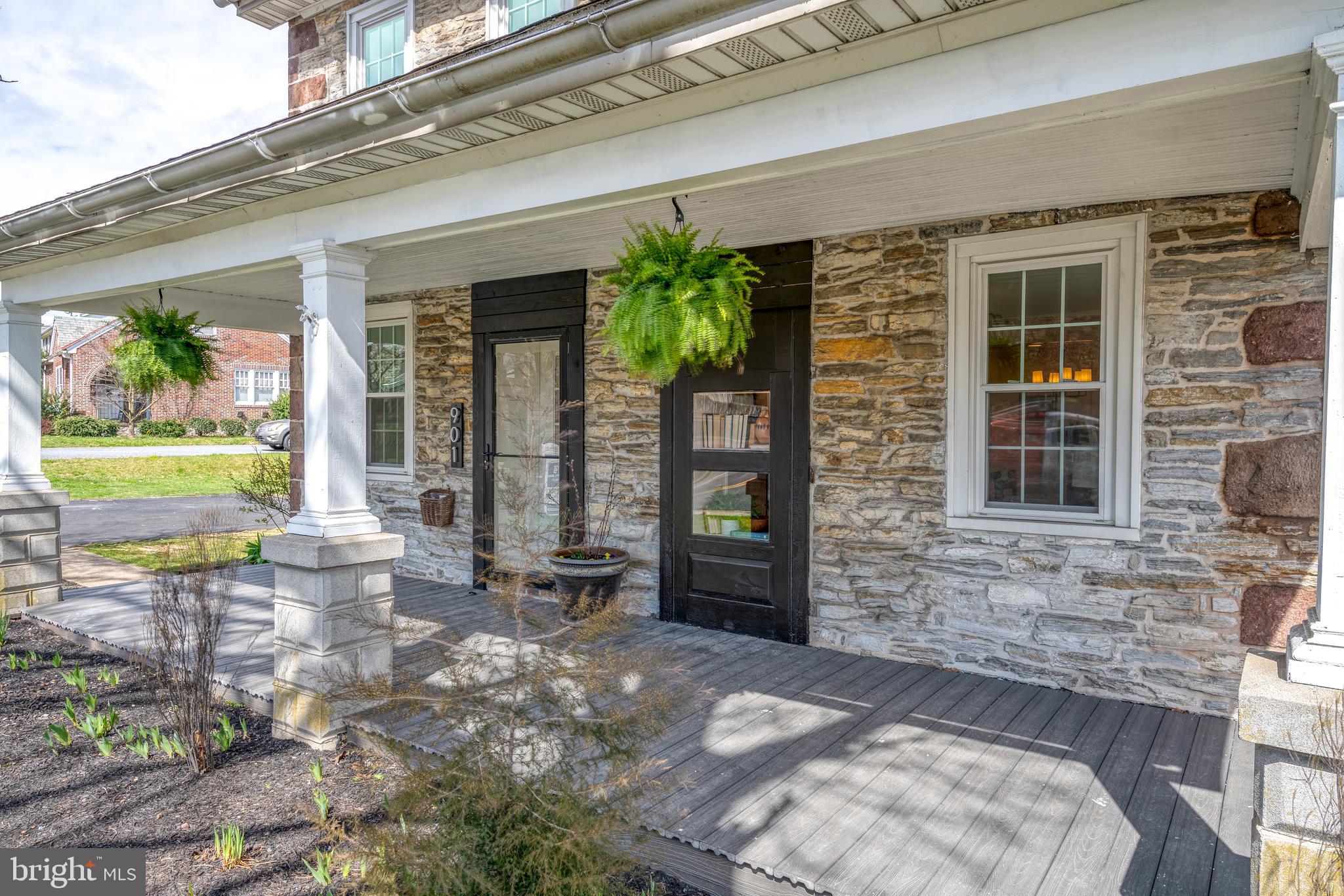 901 W Main St