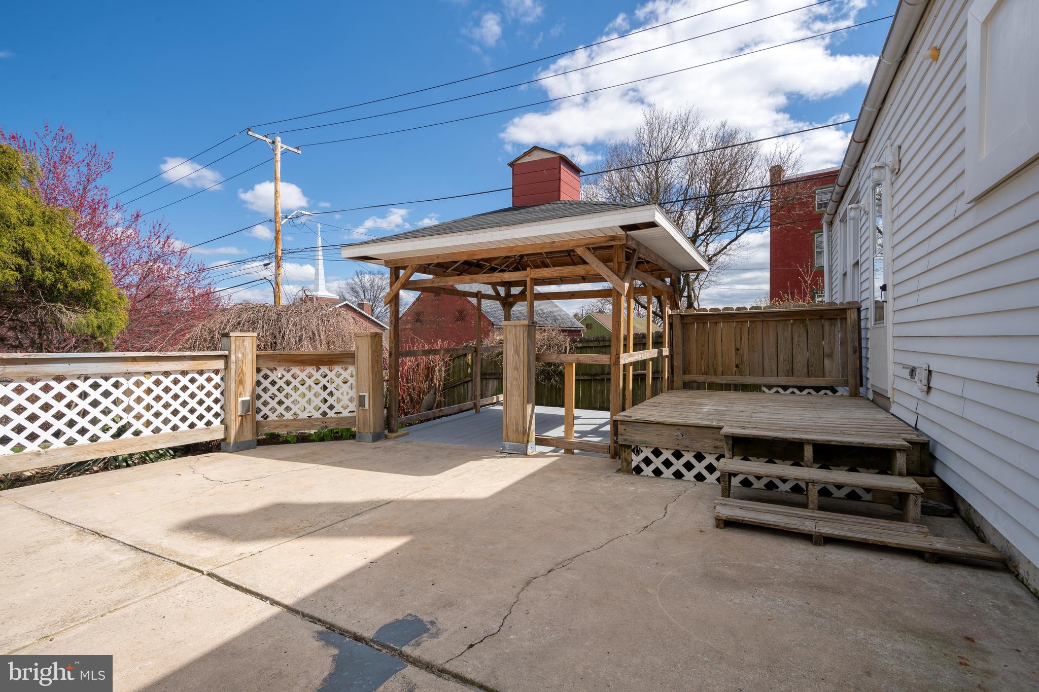 901 W Main St