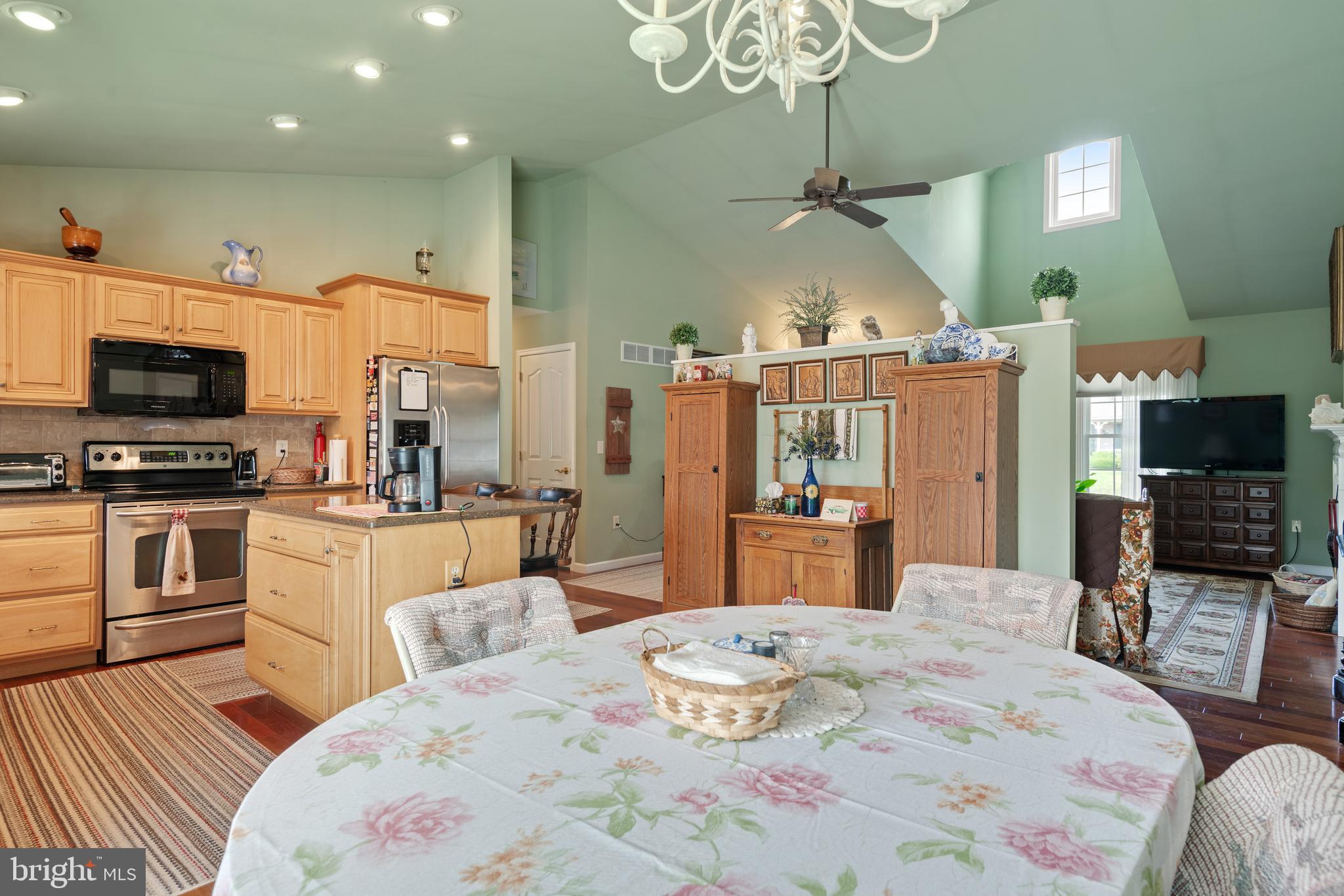 1046 Cambridge Dr