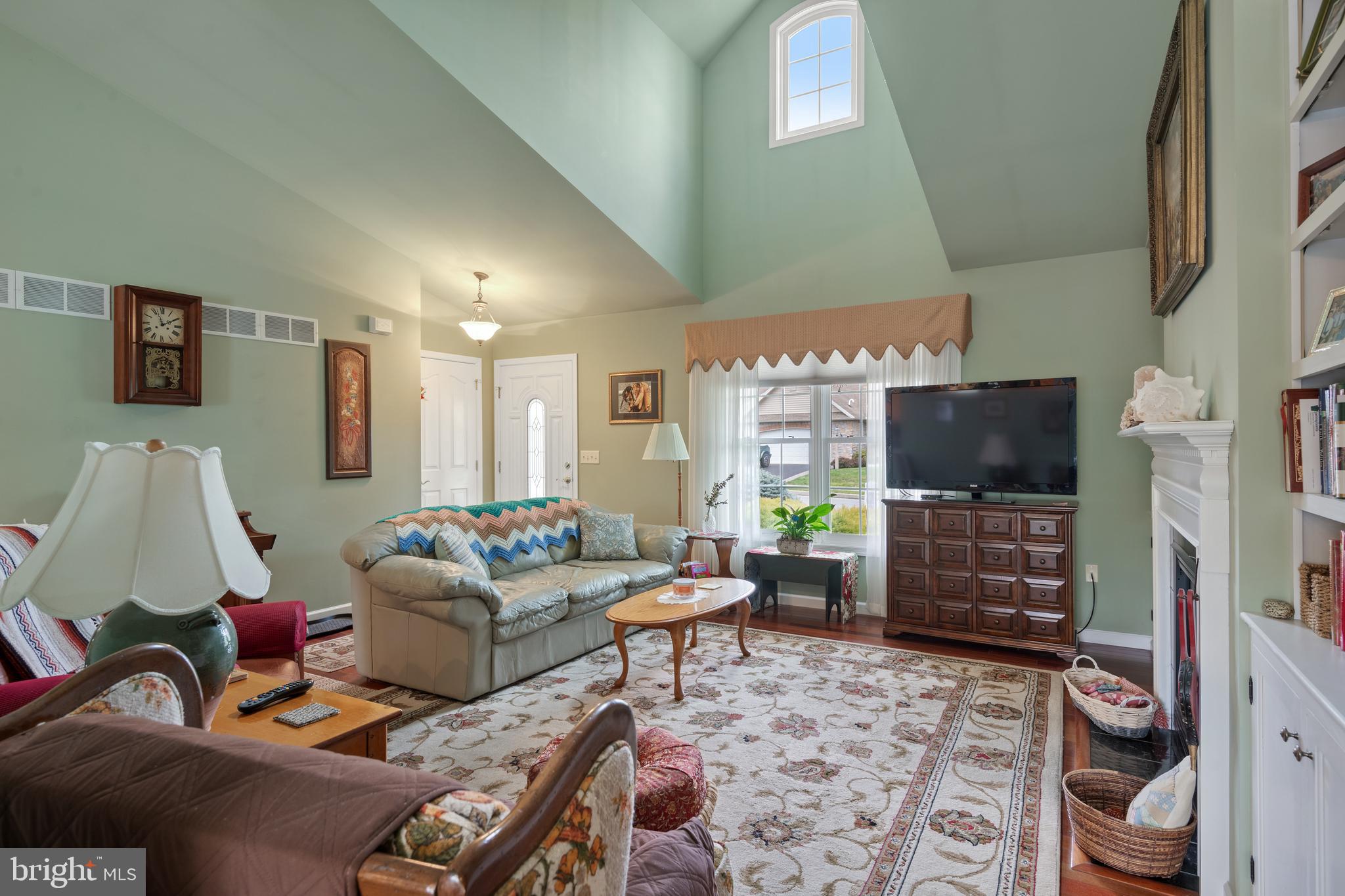 1046 Cambridge Dr