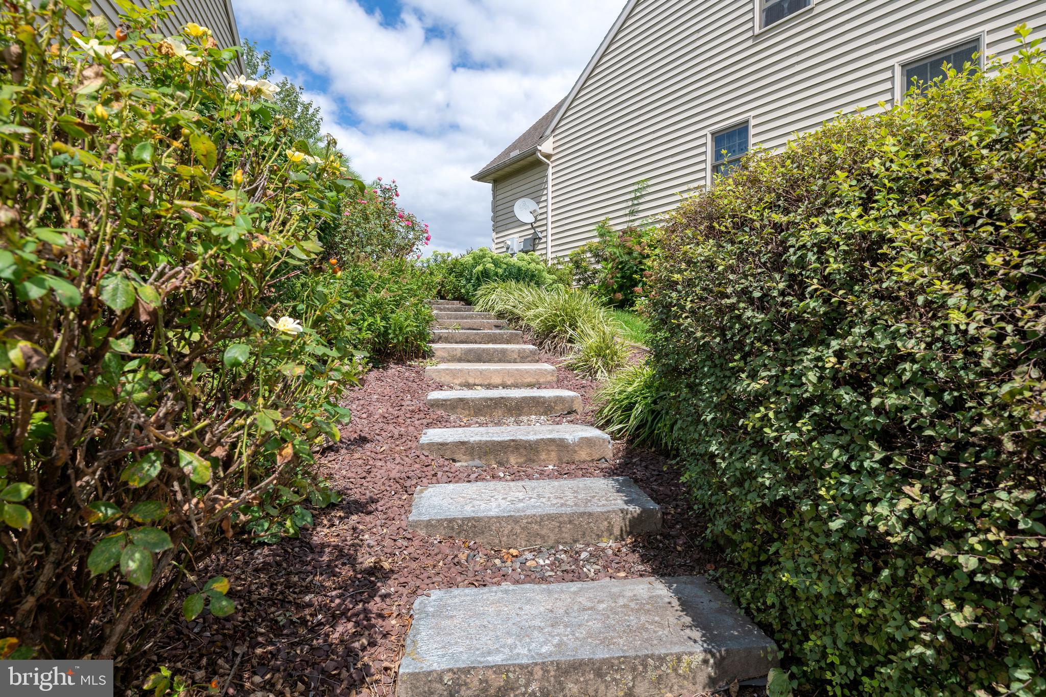 1046 Cambridge Dr