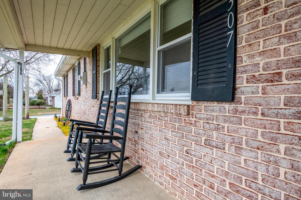 307 Sproul Rd
