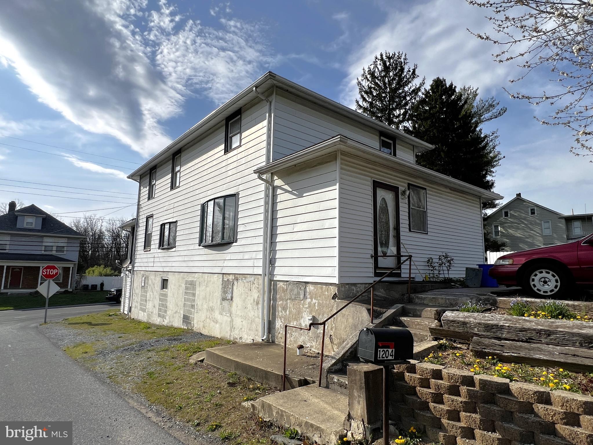 1204 Sandhill Rd