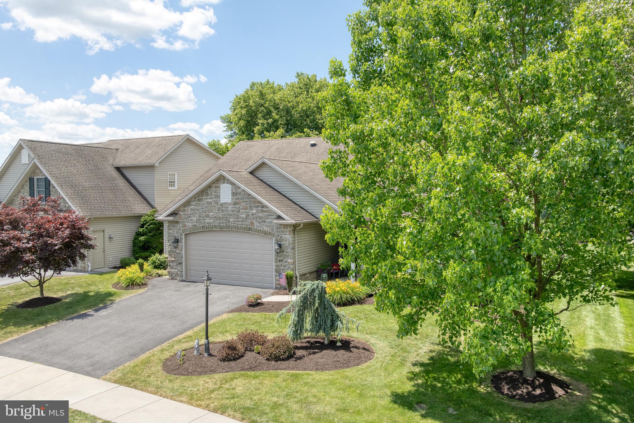 831 Victoria Ln