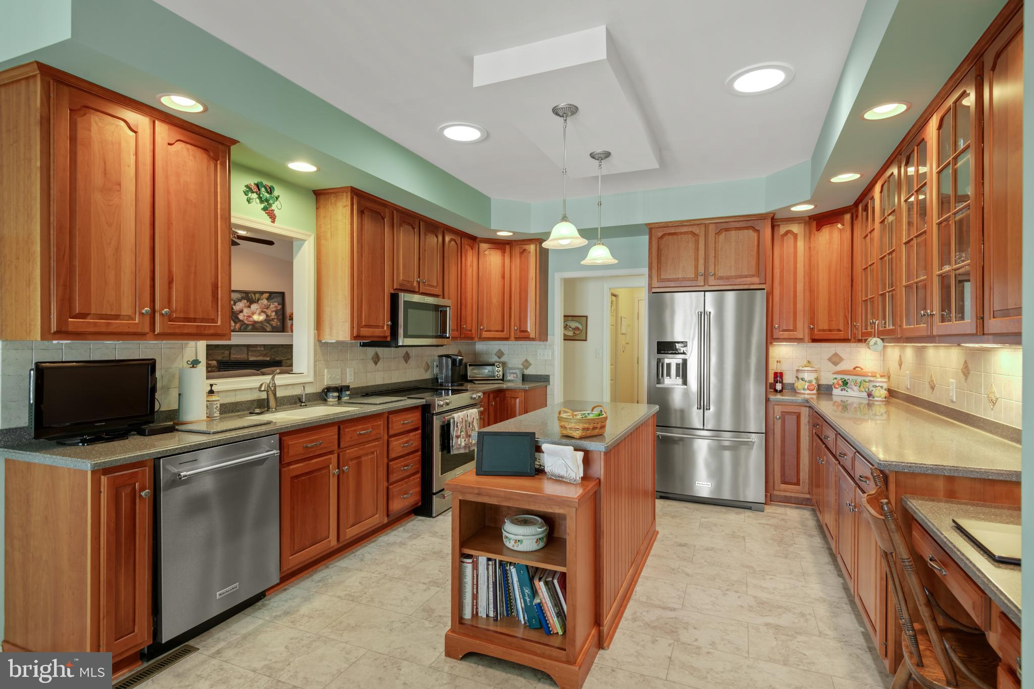 831 Victoria Ln
