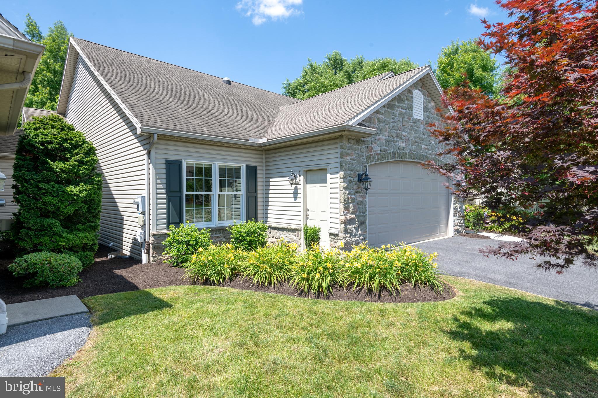 831 Victoria Ln
