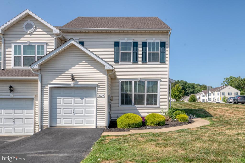 2237 Live Oak Ln #2237