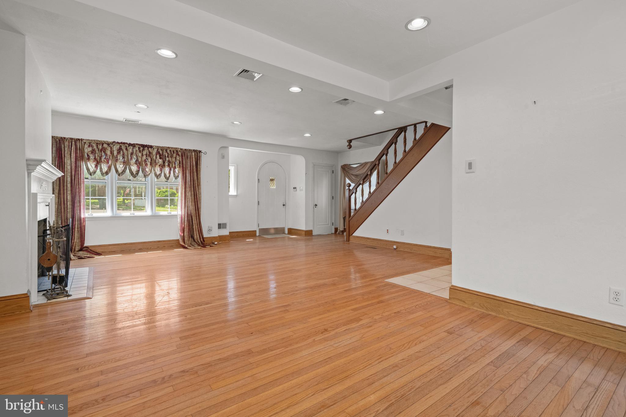 2303 E Philadelphia St