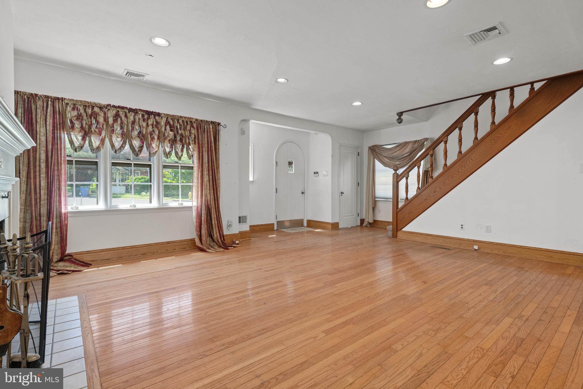 2303 E Philadelphia St