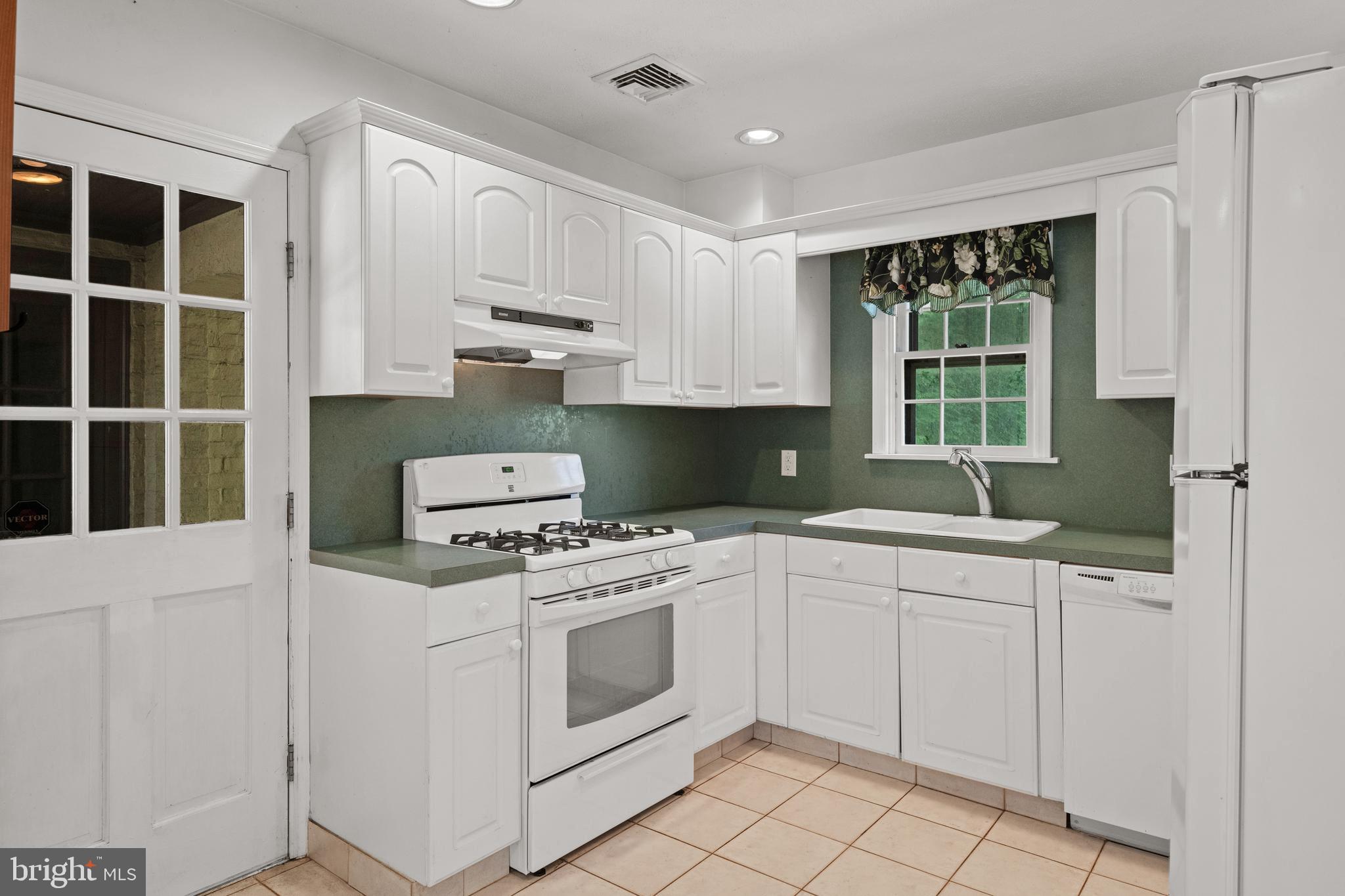 2303 E Philadelphia St