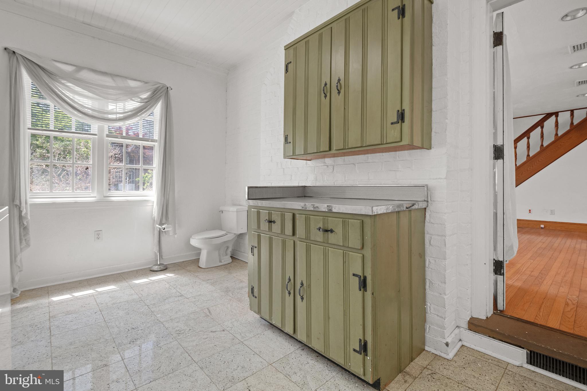 2303 E Philadelphia St