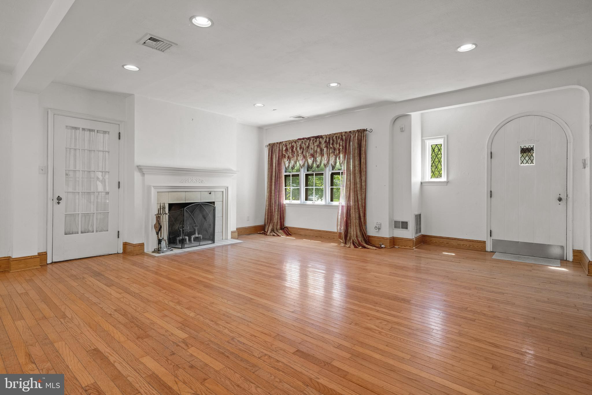 2303 E Philadelphia St