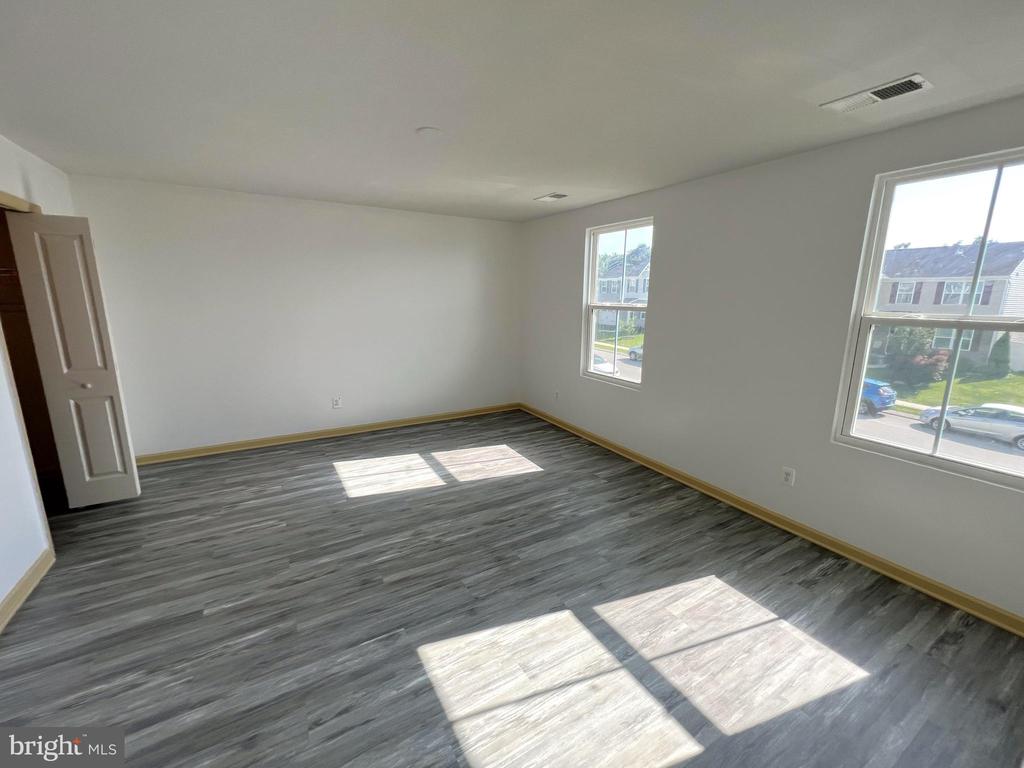 3215 PEBBLE RUN DR