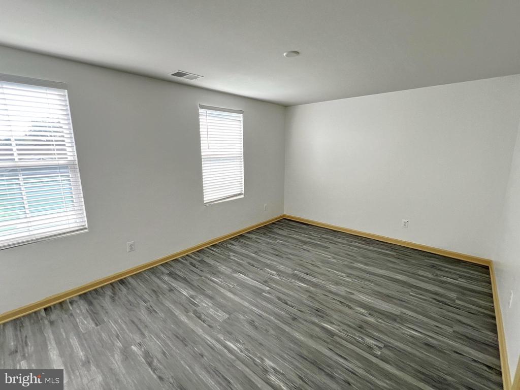 3215 PEBBLE RUN DR