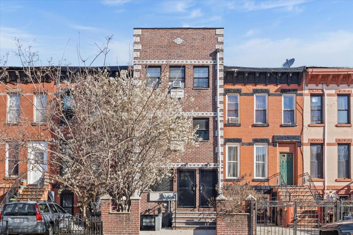 209 Lexington Avenue HOUSE