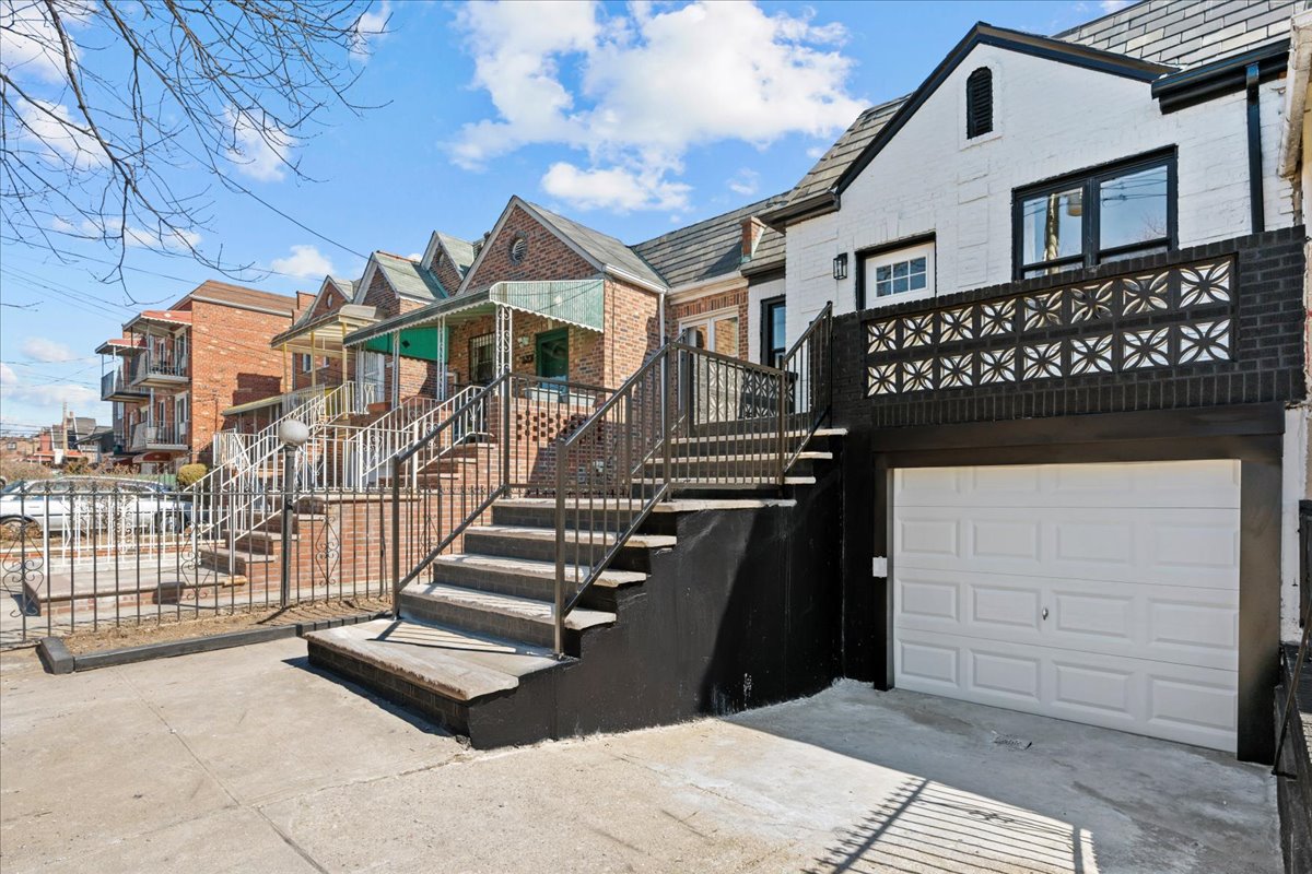 9512 AVE B