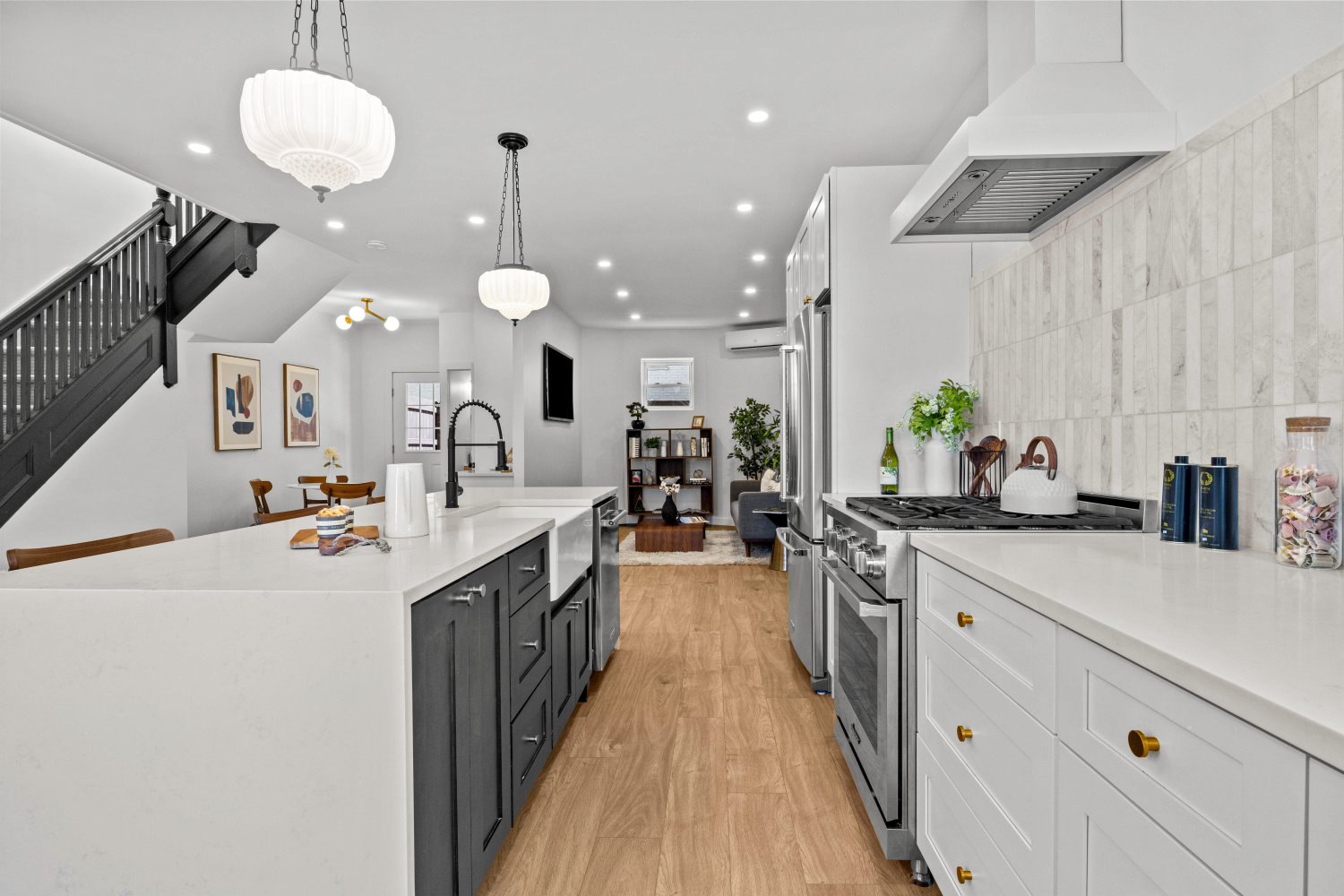 213 E 9TH Street