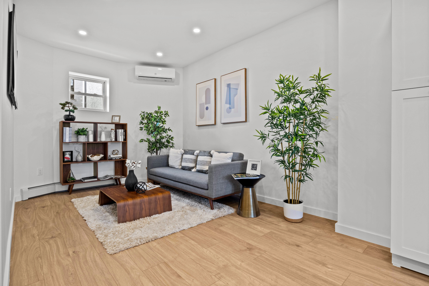 213 E 9TH Street