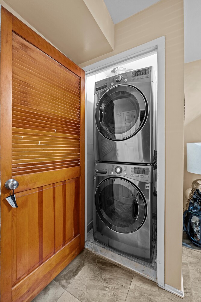 7941 SEAVIEW Avenue E1