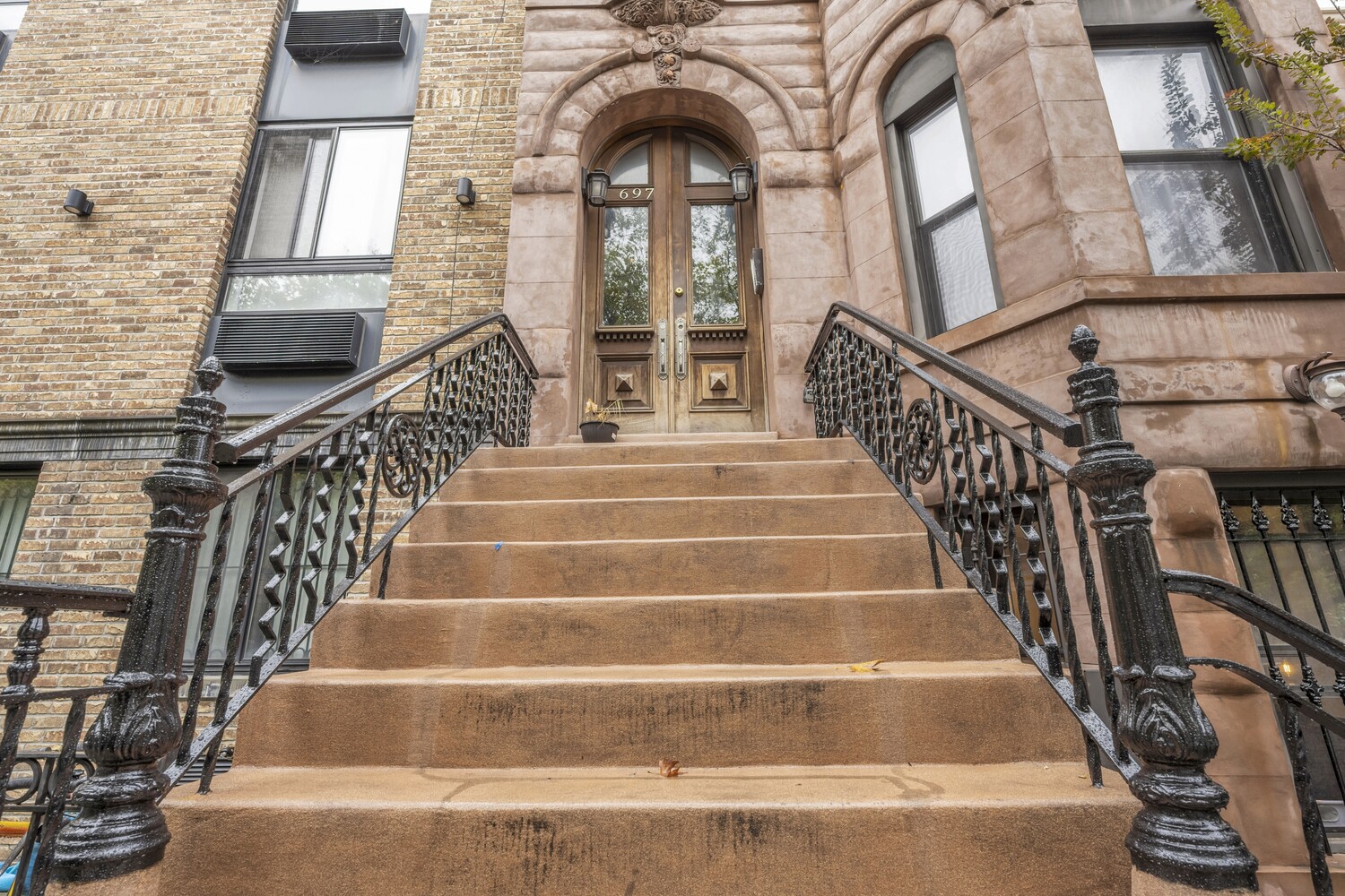 697 JEFFERSON Avenue