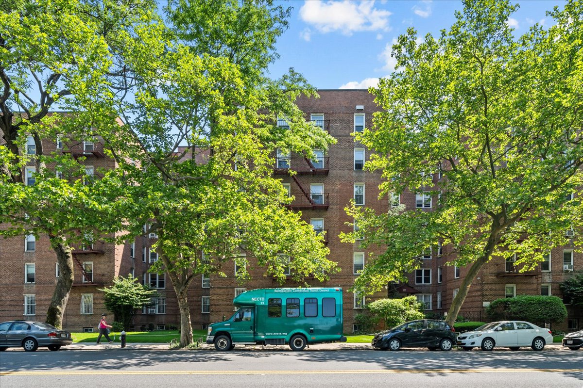 221 MCDONALD Avenue 6R