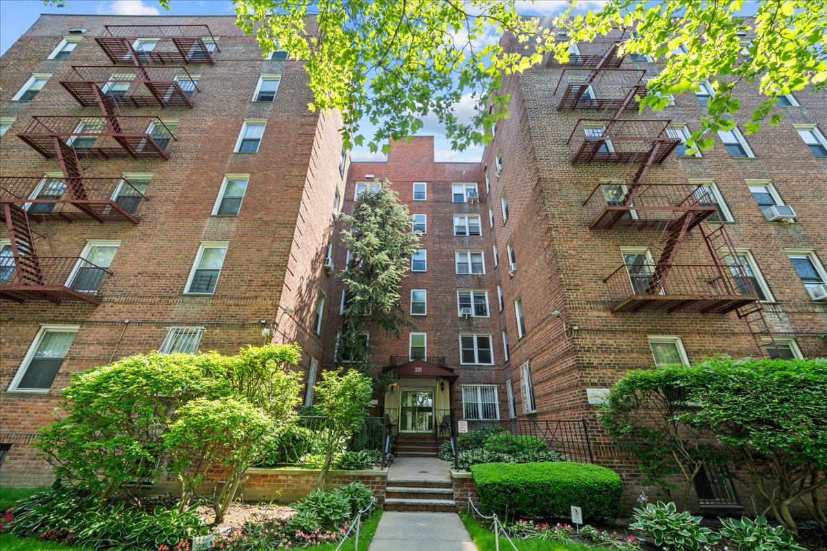 221 MCDONALD Avenue 6R