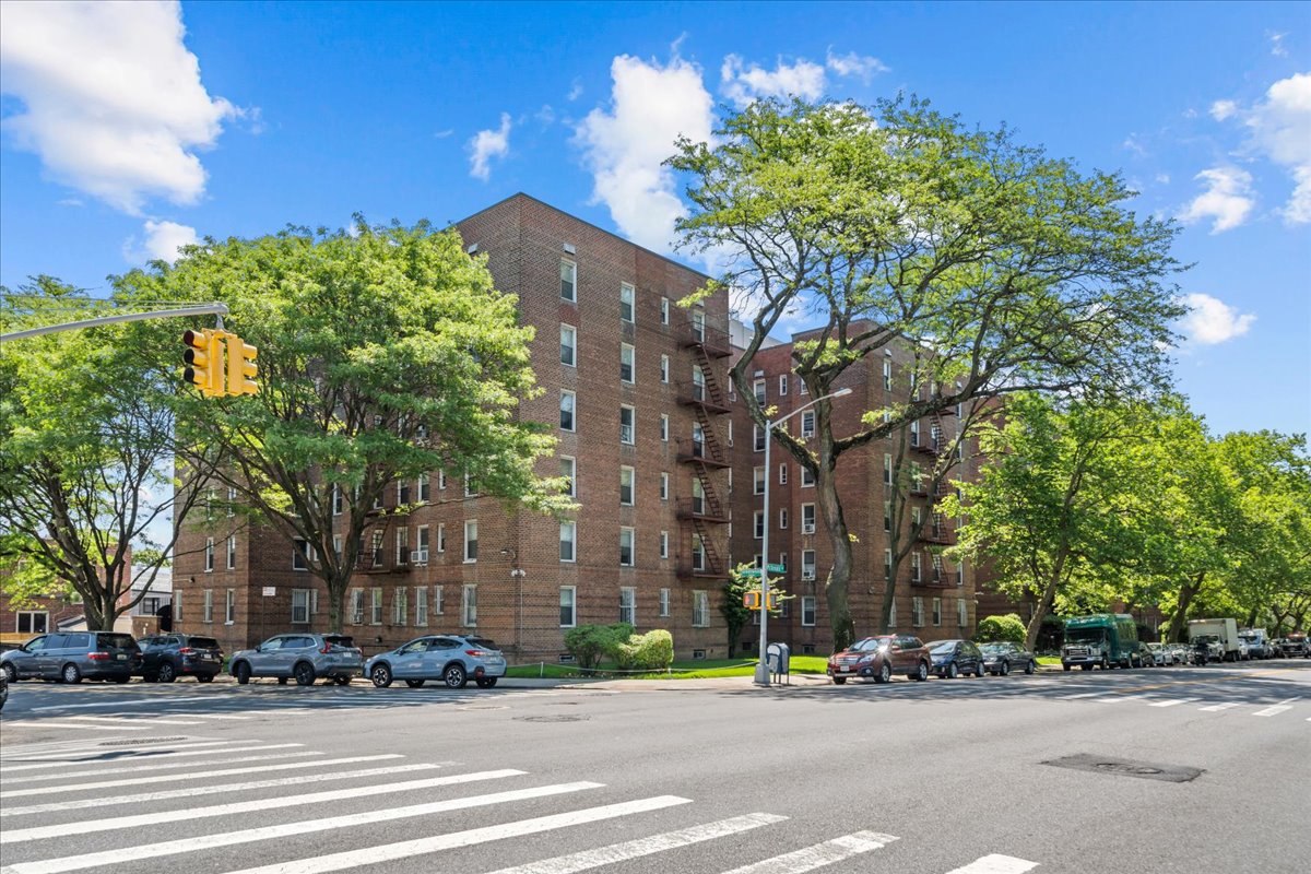 221 MCDONALD Avenue 6R