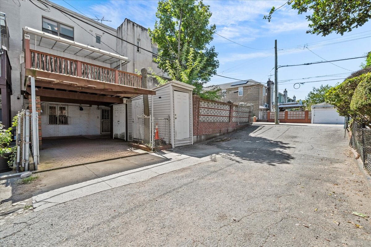 3303 AVE R