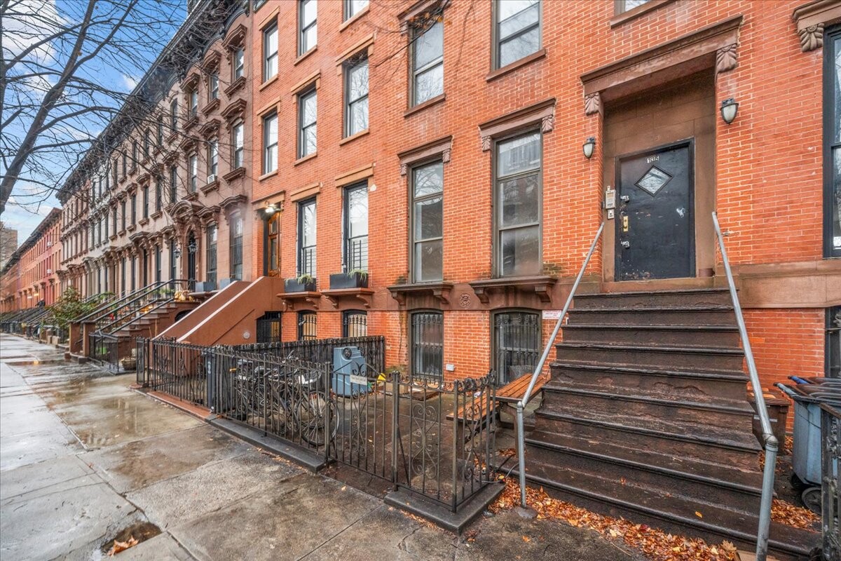135 ST JAMES Place HSE