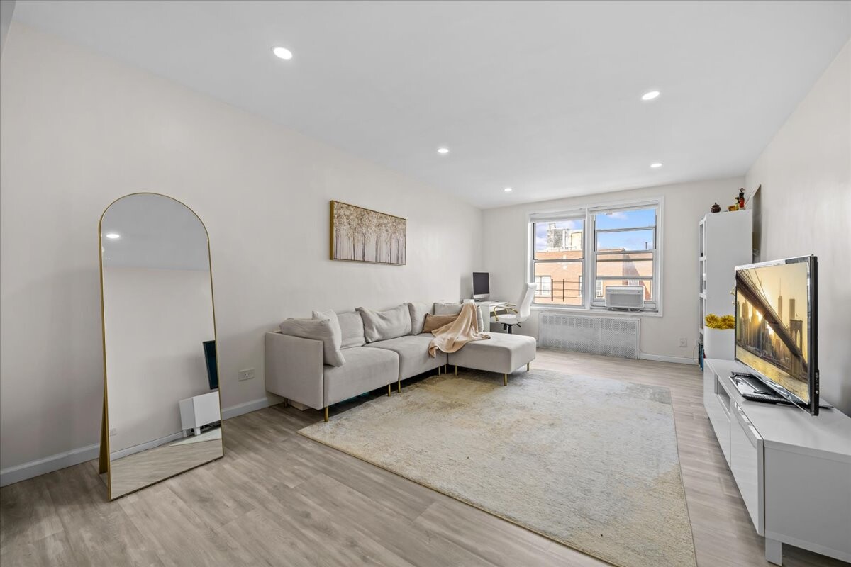 759 E 10TH Street 7H