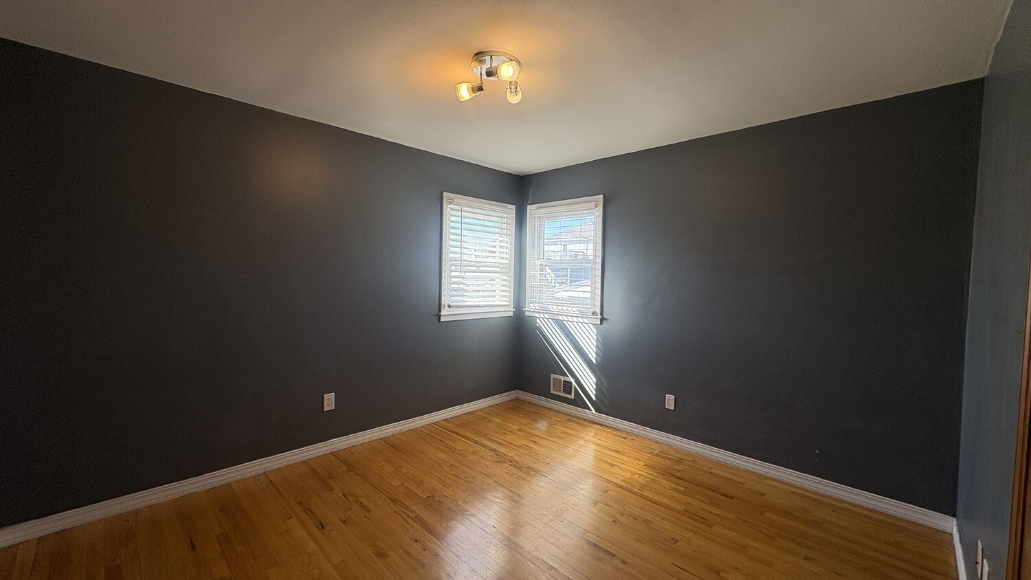 86 NOTRE DAME Avenue 2