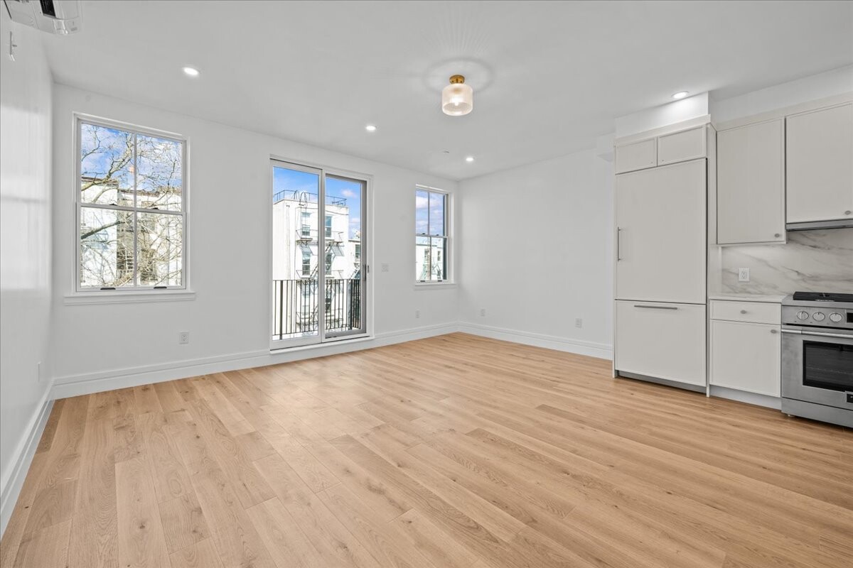 147 LUQUER Street 3