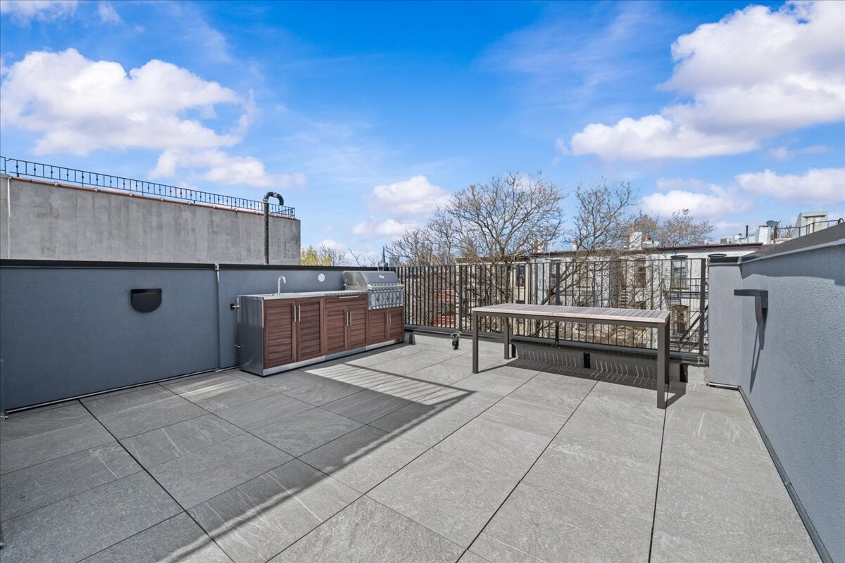 147 LUQUER Street 3