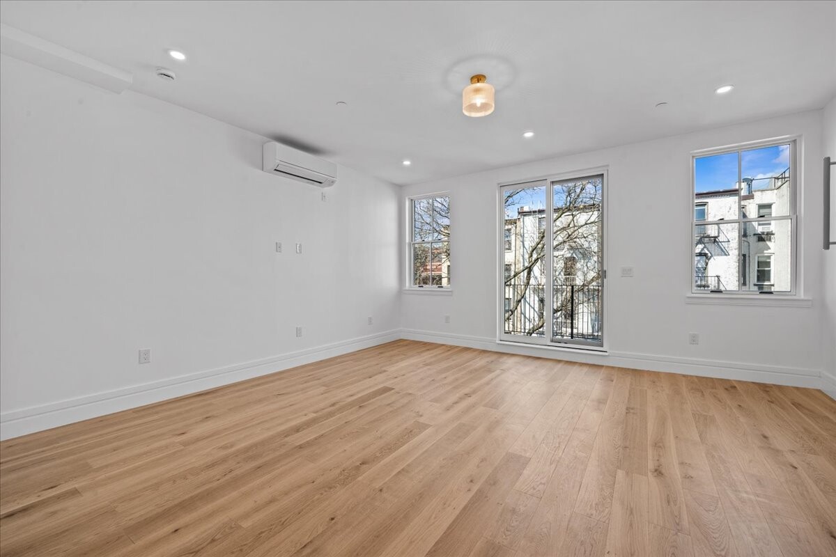 147 LUQUER Street 3