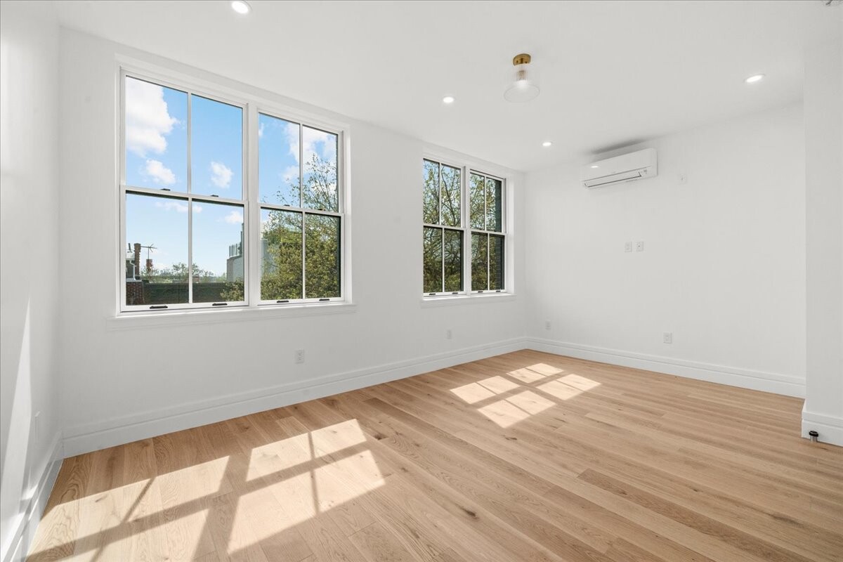 147 LUQUER Street 3