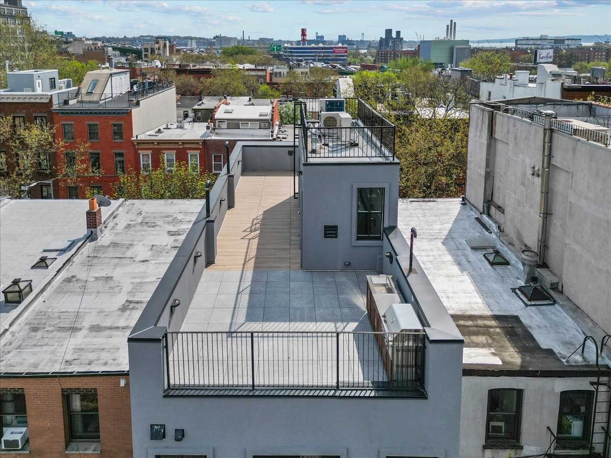 147 LUQUER Street 3