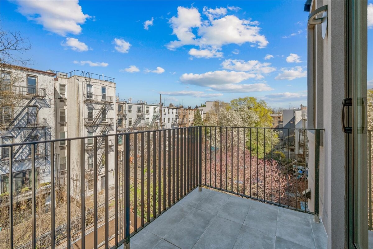 147 LUQUER Street 3