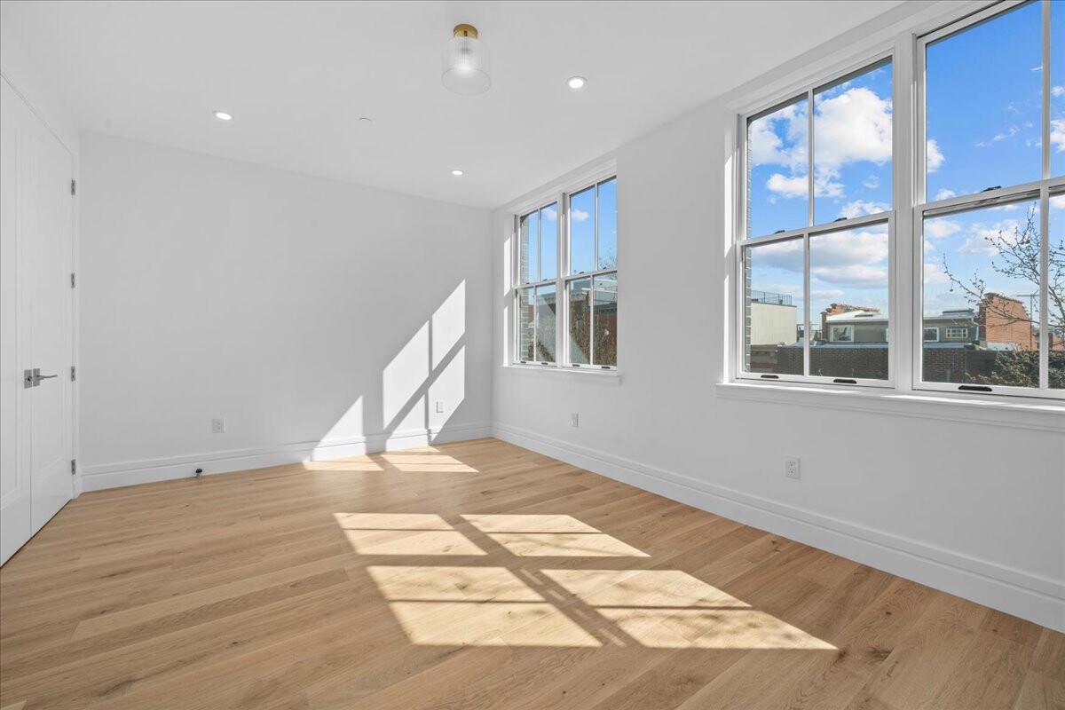 147 LUQUER Street 3