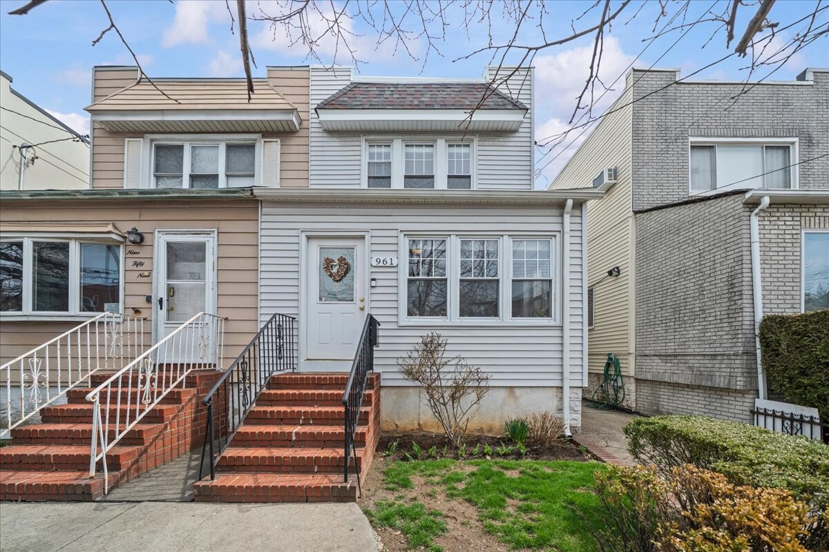 961 DAHILL Road