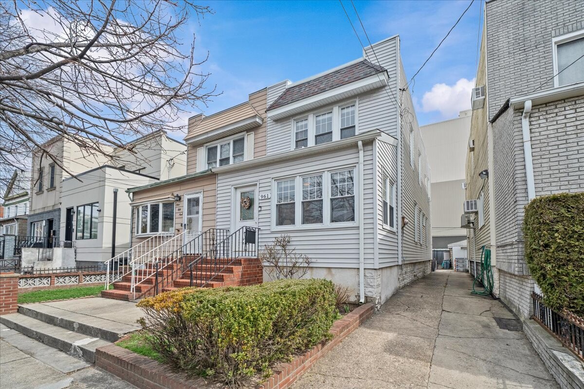 961 DAHILL Road